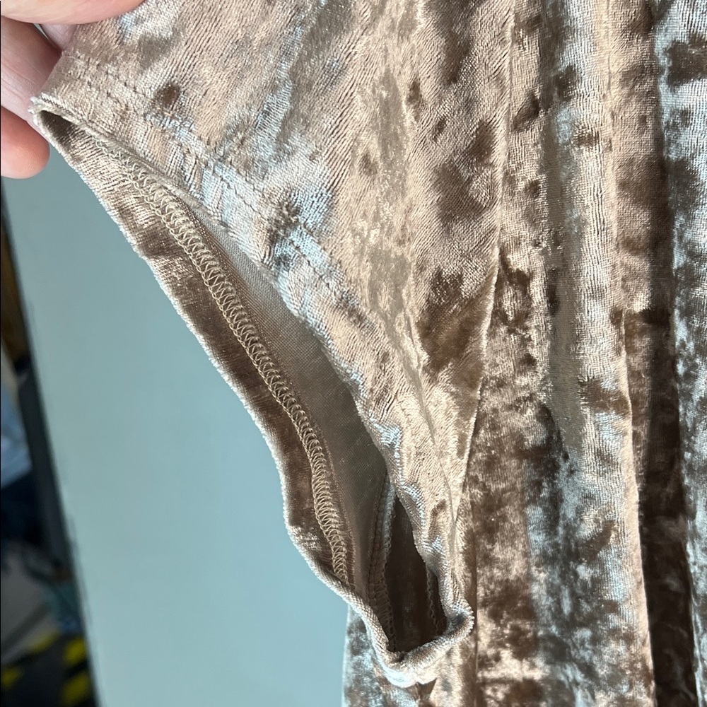 Hummingbird Silver-Taupe Crushed Velvet Twist Front Tee - Picture 5 of 6